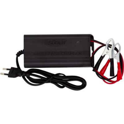 شارژر باتری ماشین سوئر 12 ولت 5 آمپر نمای روبرو شارژر سوئر 12 ولت 5 آمپر با کابل اتصال شارژر باتری خودرو سوئر در حال استفاده