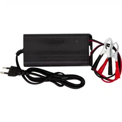 شارژر باتری ماشین سوئر 12 ولت 5 آمپر نمای روبرو شارژر سوئر 12 ولت 5 آمپر با کابل اتصال شارژر باتری خودرو سوئر در حال استفاده